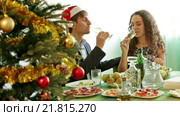 Christmas dinner at home young family. Стоковое видео, видеограф Яков Филимонов / Фотобанк Лори