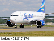 Boeing 737 (бортовой VQ-BLS) авиакомпании «Якутия» на рулении во Внукове (2011 год). Редакционное фото, фотограф Alexei Tavix / Фотобанк Лори