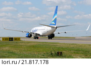 Boeing 737 (бортовой VQ-BLS) авиакомпании «Якутия» на рулении во Внукове (2011 год). Редакционное фото, фотограф Alexei Tavix / Фотобанк Лори