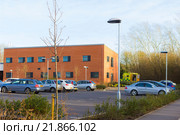 Автомобили на парковке возле Wolverton Health Centre, Milton Keynes, Англия (2016 год). Редакционное фото, фотограф Ольга Марк / Фотобанк Лори
