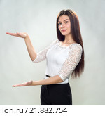 Деловая женщина показывает размер. Стоковое фото, фотограф safonovstudio / Фотобанк Лори