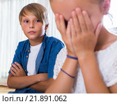 Quarrel between brother and small sister. Стоковое фото, фотограф Яков Филимонов / Фотобанк Лори
