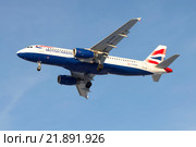 Летящий самолет Airbus A320-232 (G-EUUU) British Airways в голубом небе (2016 год). Редакционное фото, фотограф Виктор Карасев / Фотобанк Лори