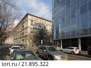 Москва,  стеклянное здание на улице Гиляровского дом 42 (2016 год). Редакционное фото, фотограф Дмитрий Неумоин / Фотобанк Лори