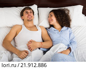 Happy man and woman lying in bed with smile. Стоковое фото, фотограф Яков Филимонов / Фотобанк Лори