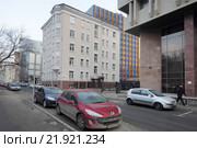 Москва, парковка автомобилей улица Капельский переулок (2016 год). Редакционное фото, фотограф Дмитрий Неумоин / Фотобанк Лори