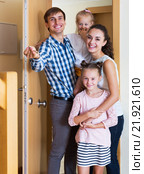 Family and keys new apartment. Стоковое фото, фотограф Яков Филимонов / Фотобанк Лори