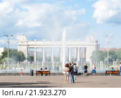 Свето-музыкальный фонтан и Главный вход в ЦПКиО им. Горького в Москве (2012 год). Редакционное фото, фотограф Алёшина Оксана / Фотобанк Лори