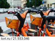 Терминал автоматической аренды велосипедов Cyclocity в Старом городе, Вильнюс, Литва (2015 год). Редакционное фото, фотограф Ольга Коцюба / Фотобанк Лори