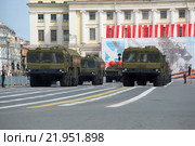 Колонна пусковых установок МЗКТ-7930 ракетного комплекса "Искандер" на репетиции парада в честь дня Победы. Санкт-Петербург (2015 год). Редакционное фото, фотограф Виктор Карасев / Фотобанк Лори