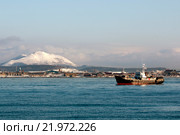 Заснеженные вулканы рядом с морем (2016 год). Стоковое фото, фотограф Василий Князев / Фотобанк Лори
