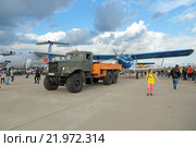 Международный авиационно-космический салон МАКС-2015. Буксировка легкого самолета АН-2 ТВС-2МС. Редакционное фото, фотограф Игорь Долгов / Фотобанк Лори