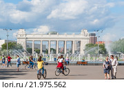 Отдых в ЦПКиО им. Горького в Москве (2012 год). Редакционное фото, фотограф Алёшина Оксана / Фотобанк Лори