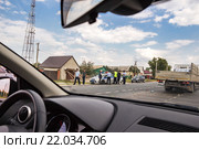 Авария на трассе. Вид из окна автомобиля (2015 год). Редакционное фото, фотограф FotograFF / Фотобанк Лори