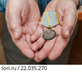 Медаль "За боевые заслуги" в ладонях ветерана. Стоковое фото, фотограф Игорь Низов / Фотобанк Лори