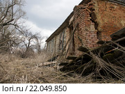 Разрушенный дом. Стоковое фото, фотограф Павел Гусев / Фотобанк Лори