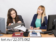 Ситуация в офисе - одна сотрудница справляется со своей работой, другая нет. Стоковое фото, фотограф Иванов Алексей / Фотобанк Лори