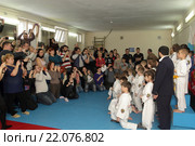 Родители фотографируют своих детей на соревнованиях по дзюдо (2016 год). Редакционное фото, фотограф Дмитрий Неумоин / Фотобанк Лори