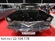 Советский легковой автомобиль представительского класса ГАЗ-13 "Чайка" черного цвета на выставочной экспозиции XXV Олдтаймер-Галереи И. Сорокина в Сокольниках, Москва (2016 год). Редакционное фото, фотограф Алексей Гусев / Фотобанк Лори