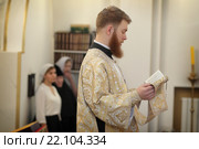 Дьякон Максим Бойко в храме Новомучеников и Исповедников Российских в Кучино (2016 год). Редакционное фото, фотограф Дмитрий Неумоин / Фотобанк Лори