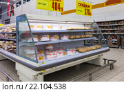 Showcase with sweet cakes ready to sale in hypermarket Auchan (2016 год). Редакционное фото, фотограф FotograFF / Фотобанк Лори