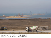Вид на тузлинскую косу и строительство моста через керченский пролив, со стороны тамани, по состоянию на март 2016. Редакционное фото, фотограф Иванов Алексей / Фотобанк Лори