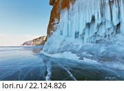 Байкал зимой. Наплесковые льды на скалах острова Ольхон. Стоковое фото, фотограф Виктория Катьянова / Фотобанк Лори