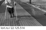 Пожилая женщина на костылях в городском парке. Стоковое видео, видеограф Серёга / Фотобанк Лори