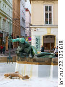 Рыбак с рыбой. Фонтан Доннера (Donnerbrunnen), созданный скульптором Георгом Рафаэлем Доннером. Вена, Австрия (2016 год). Редакционное фото, фотограф Валерия Попова / Фотобанк Лори