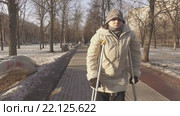 Пожилая женщина на костылях в городском парке. Стоковое видео, видеограф Серёга / Фотобанк Лори