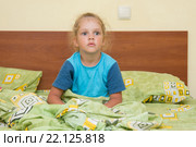Маленькая девочка сидит на двухспальной кровати и испуганно смотрит вдаль. Стоковое фото, фотограф Иванов Алексей / Фотобанк Лори