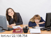 Две молодые работницы офиса спят на рабочем месте. Стоковое фото, фотограф Иванов Алексей / Фотобанк Лори