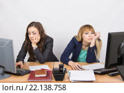 Две молодые сотрудницы офиса устало работают за компьютерами, одна из них уже уснула. Стоковое фото, фотограф Иванов Алексей / Фотобанк Лори