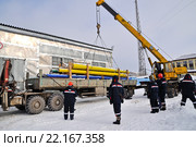 Погрузка опоры аварийного резерва ЛЭП 110кВ в кузов автомобиля (2016 год). Редакционное фото, фотограф Александр Тараканов / Фотобанк Лори