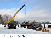 Выгрузка опоры аварийного резерва ЛЭП 110кВ из кузова автомобиля (2016 год). Редакционное фото, фотограф Александр Тараканов / Фотобанк Лори