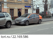 Каршеринг. Автомобиль сервиса поминутной аренды автомобиля "Делимобиль" в Москве (2016 год). Редакционное фото, фотограф Александр Замараев / Фотобанк Лори