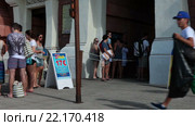 Маленькая очередь в кассу аквапарка Сиам в утреннее время. Парк Сиам (Siam) в городе Коста Адехе (Costa Adeje). Тенерифе, Канарские острова, Испания (2016 год). Редакционное видео, видеограф Кекяляйнен Андрей / Фотобанк Лори