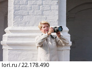 Женщина - фотограф ведет съемку (2014 год). Редакционное фото, фотограф Николай Коржов / Фотобанк Лори