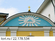 Фронтон Северных (Екатерининских ворот) с стороны монастырской площади. Свято-Троицкий Ипатьевский монастырь. Кострома (2015 год). Стоковое фото, фотограф Александр Щепин / Фотобанк Лори