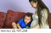 Мальчик прикладывает ухо к животу беременной женщины. Стоковое видео, видеограф Юлия Машкова / Фотобанк Лори