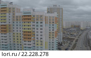 Спальные районы города. Пролет вдоль улицы. Вертикальная панорама Go-pro. Стоковое видео, видеограф Евгений Ковалев / Фотобанк Лори