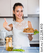 girl with tasty breadcrumbed crocchette. Стоковое фото, фотограф Яков Филимонов / Фотобанк Лори