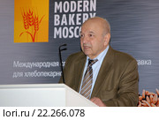 Директор Института питания РАМН доктор медицинских наук Виктор Александрович Тутельян выступает на Международной специализированной выставке для хлебопекарного и кондитерского рынка "Современное Хлебопечение/Modern Bakery Moscow-2016" Редакционное фото, фотограф Александр Замараев / Фотобанк Лори
