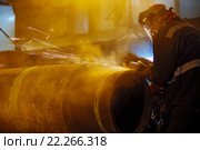 Шлифование трубопровода. Подготовка металла для сварки. Стоковое фото, фотограф Леонид Еремейчук / Фотобанк Лори