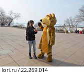 Ростовая кукла медведя в городе (2016 год). Редакционное фото, фотограф Корнилова Светлана / Фотобанк Лори