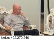 Дмитрий Пучков (Гоблин) выступает в арт-пространстве Freedom palace в дискуссионном клубе «Тренд» (2016 год). Редакционное фото, фотограф Роман Рожков / Фотобанк Лори