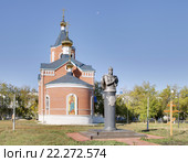 Скульптура Александр Невский у храма в честь Порт-Артурской иконы Божией Матери "Торжество Пресвятой Богородицы". Город Курган (2012 год). Редакционное фото, фотограф Сергей Тюленев / Фотобанк Лори