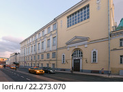 Фасад факультета журналистики МГУ им. М.В. Ломоносова по улице Большая Никитская, Москва (2016 год). Редакционное фото, фотограф Алексей Гусев / Фотобанк Лори