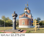 Скульптура Александр Невский у храма в честь Порт-Артурской иконы Божией Матери "Торжество Пресвятой Богородицы". Город Курган (2012 год). Редакционное фото, фотограф Сергей Тюленев / Фотобанк Лори