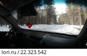 Автомобиль едет по зимней дороге в лесу, вид из салона через лобовое стекло. Стоковое видео, видеограф Кекяляйнен Андрей / Фотобанк Лори